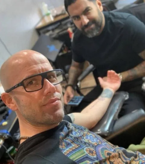 Gian Marco in close-up during a tattoo session with Stefano Alcántara